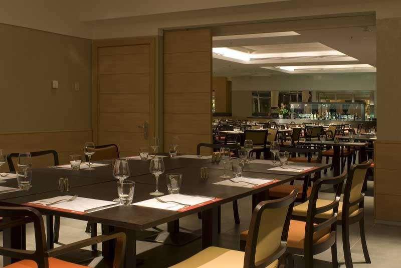 Hilton Garden Inn Rome Airport Фиумичино Ресторант снимка