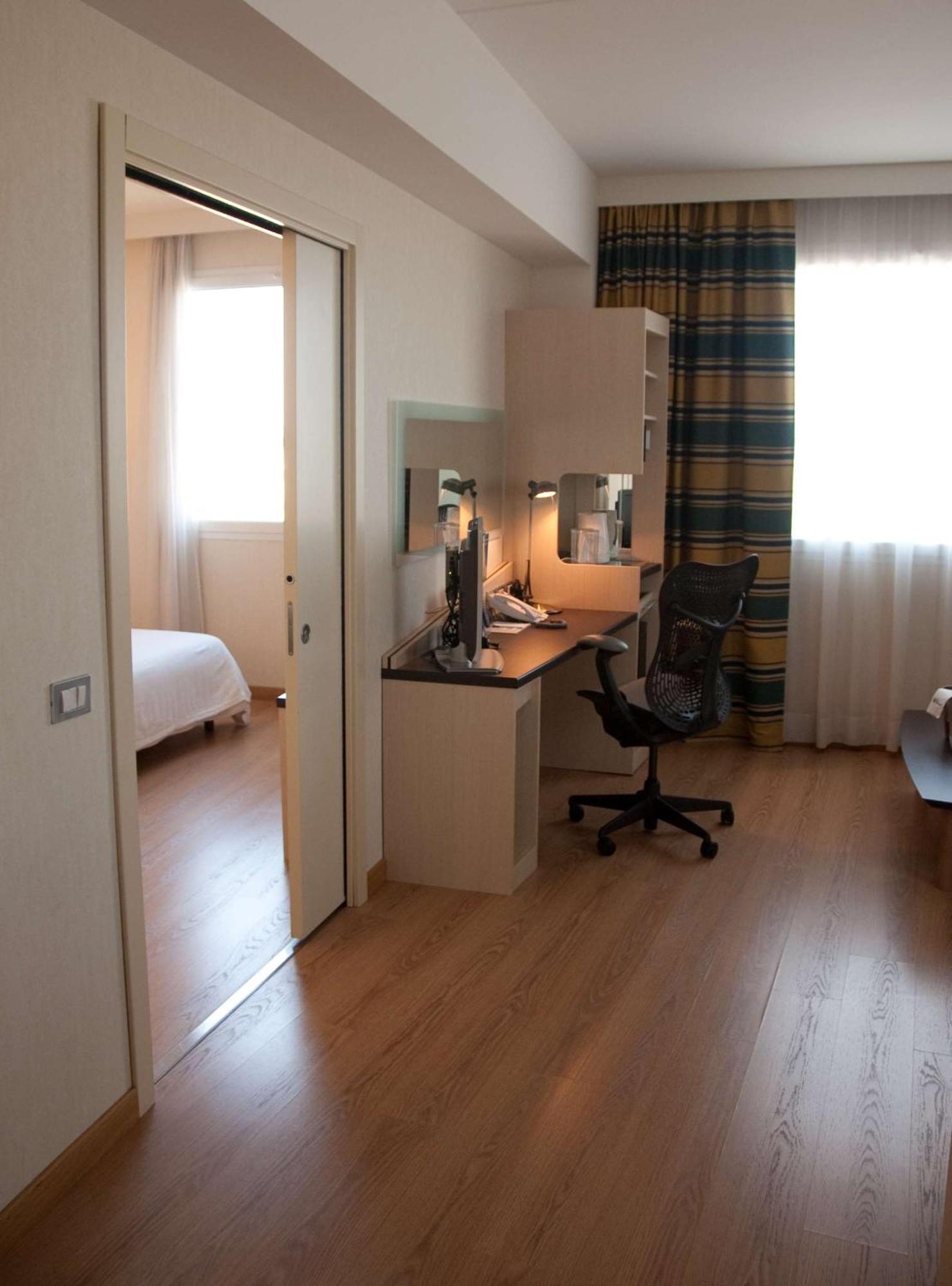 Hilton Garden Inn Rome Airport Фиумичино Екстериор снимка