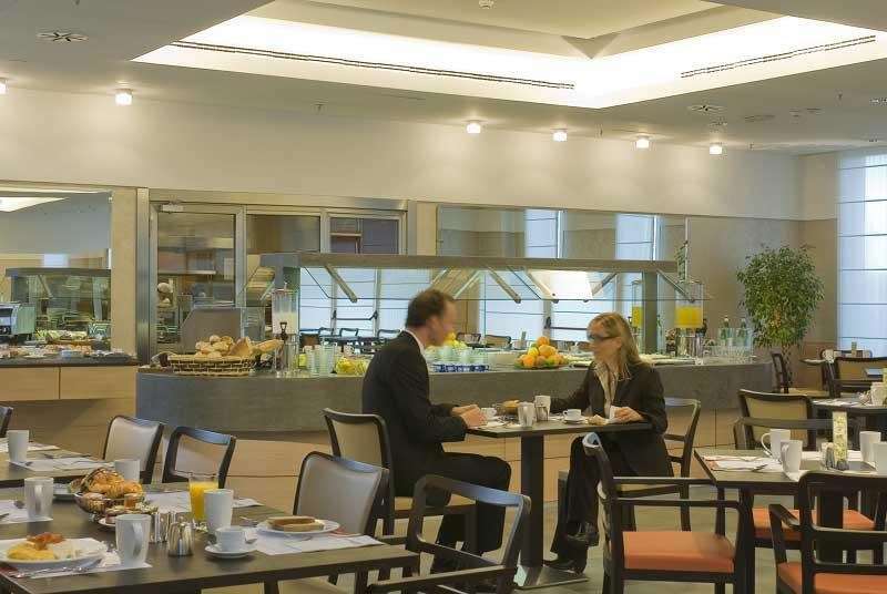 Hilton Garden Inn Rome Airport Фиумичино Ресторант снимка